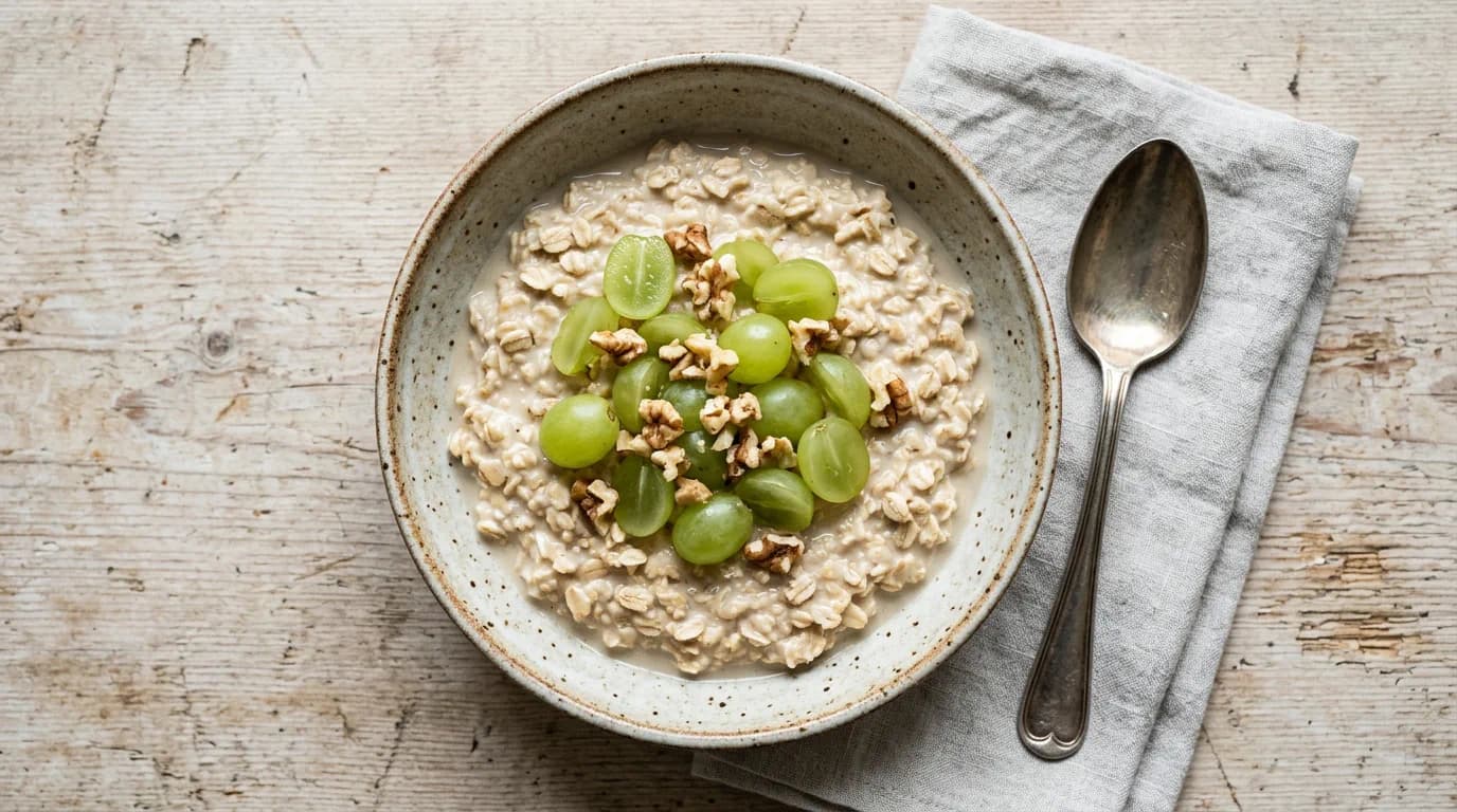 Proteinrik Oatly-havregröt med gröna druvor